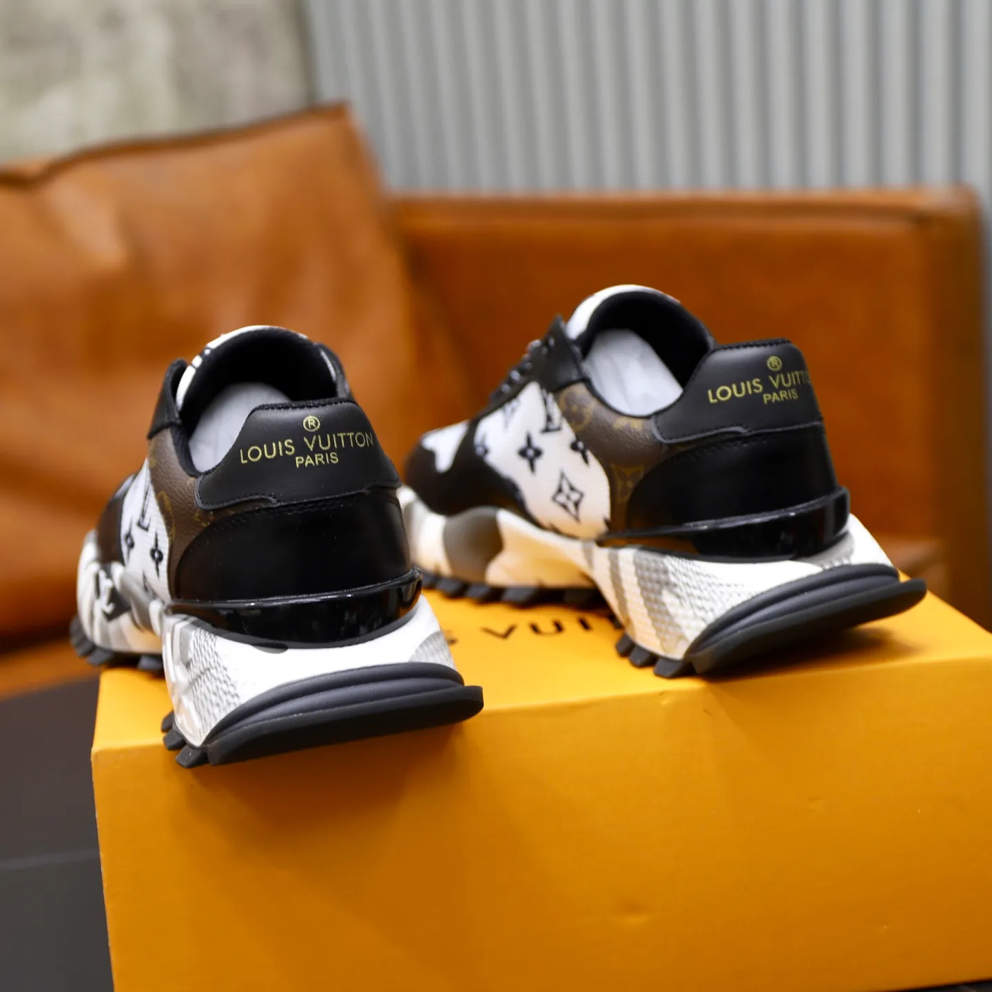 Ex-factory price: 462💰🙅‍♂️🙅‍♂️🙅‍♂️ Brand: LV Louis Vuitton Standard code: 38-44 (45 customized) Grade: Same as the official website Material: Original material spliced with brand cloth Comfortable and breathable lining Lightweight and wear-resistant sports outsole Style category: Men's fashionable casual shoes Running sneakers Distinguished luxury brand elements Top luxury Color: actual picture color